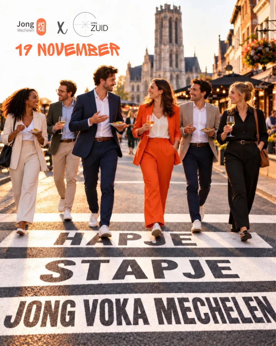 Zes jonge ondernemers wandelen met een glas en een hapje over een zebrapad in Mechelen, met de Sint-Romboutstoren op de achtergrond. Op het zebrapad staat: Hapje Stapje, Jong Voka Mechelen. 19 november, Jong Voka Mechelen x Vitrin Zuid.